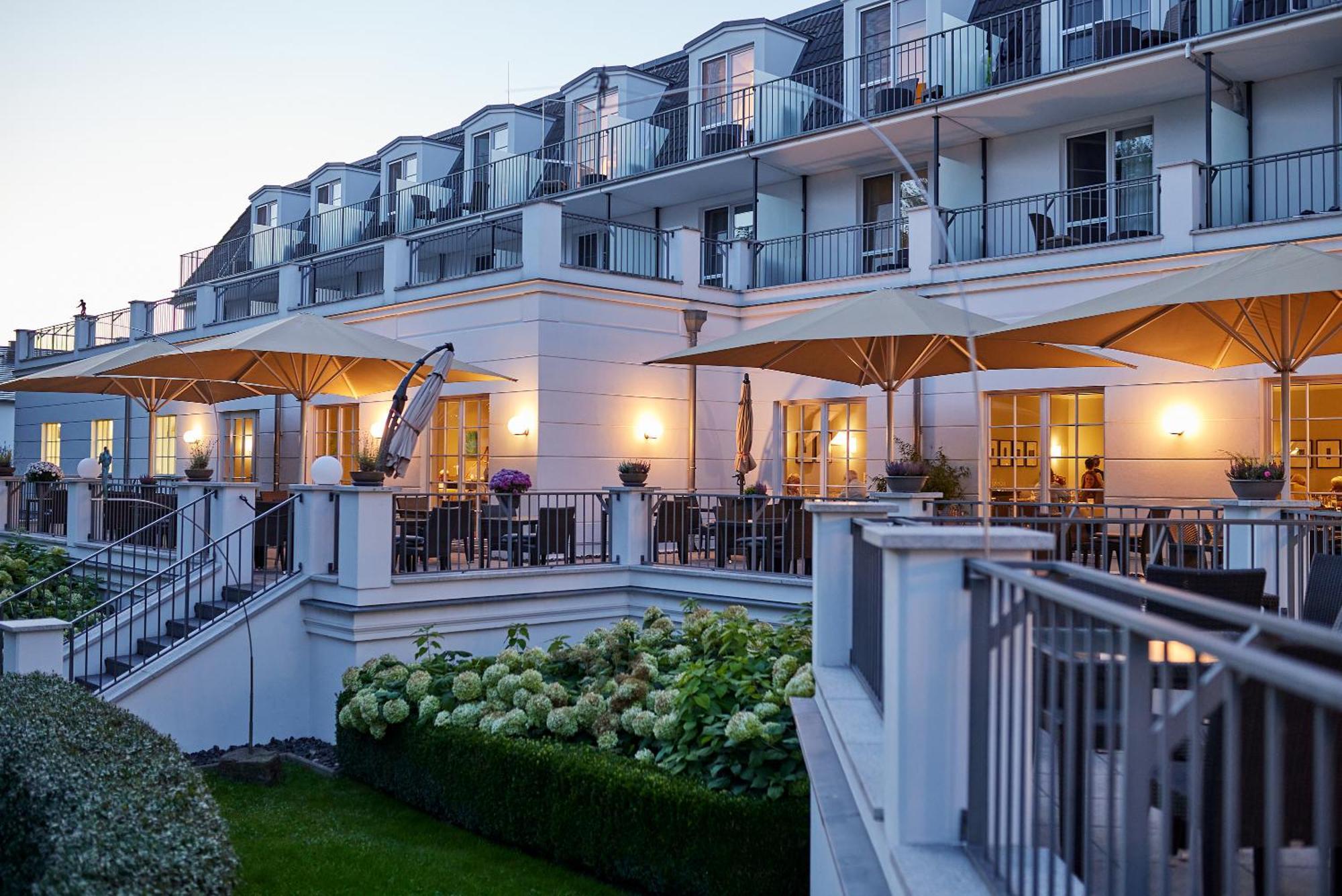 Strandhotel Zingst Exterior photo The hotel's garden
